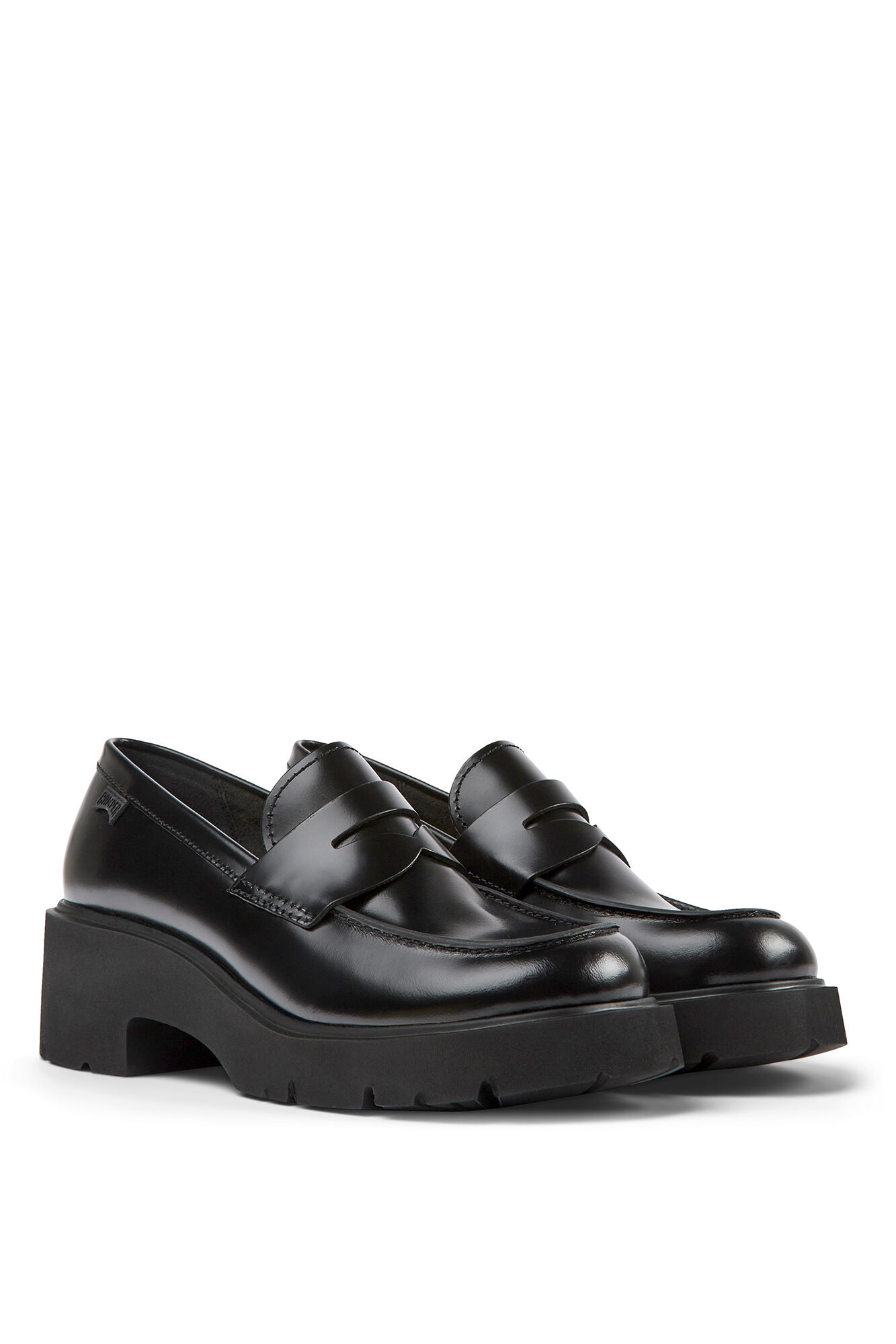 Mocassins femininos em couro com solado em EVA.