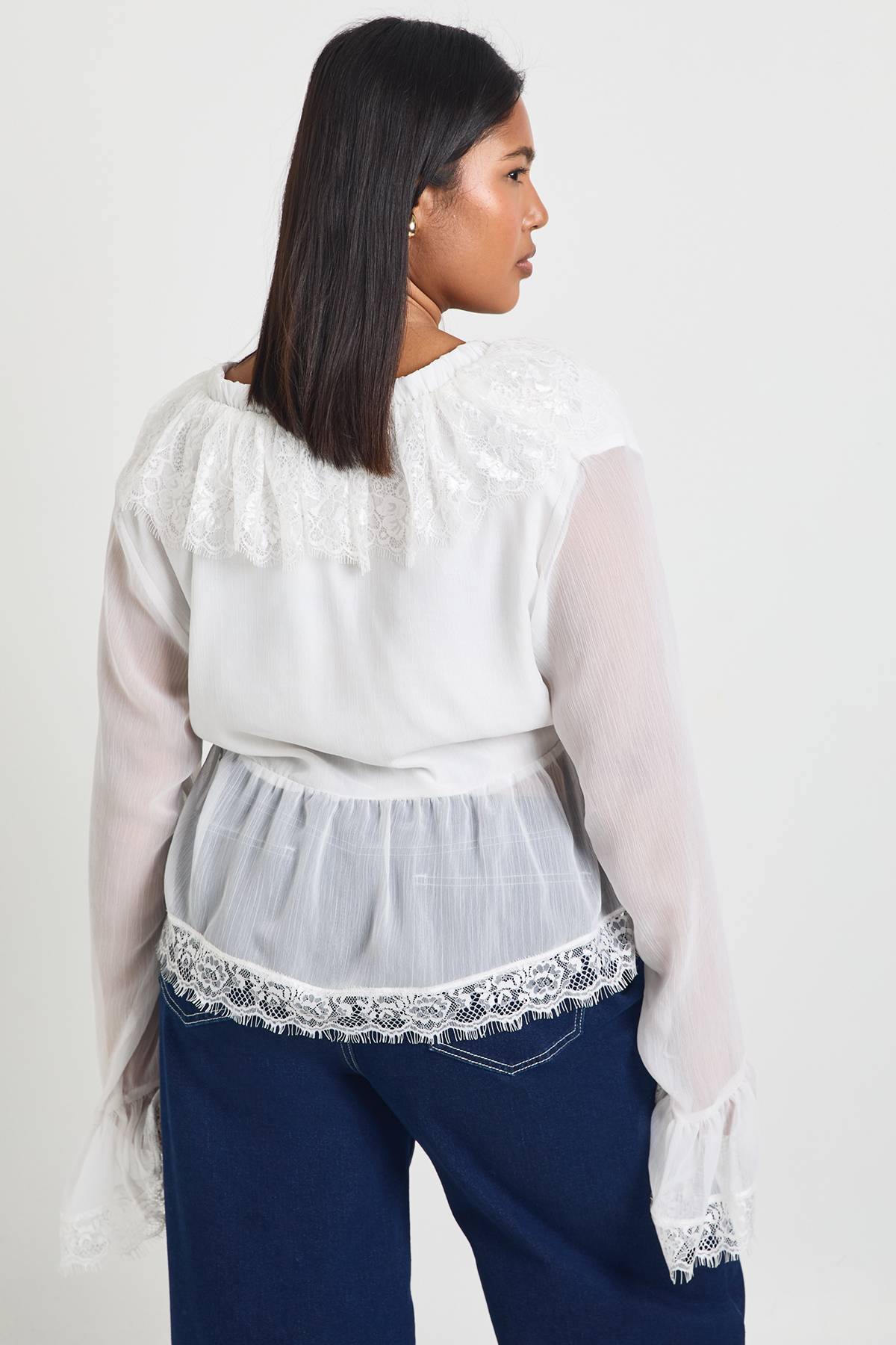 boohoo Blouse Grande Taille En Mousseline À Volants Et Bordure En Dentelle