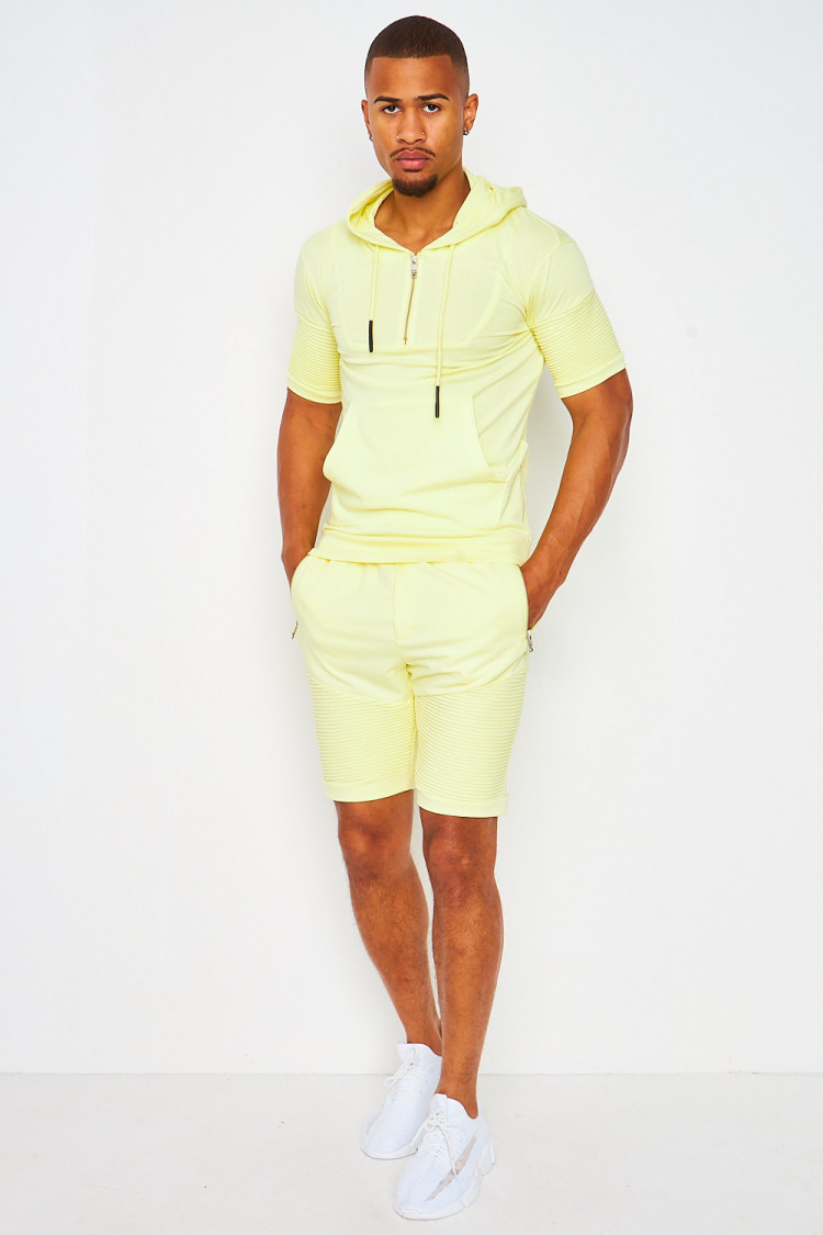 Short jaune avec motif en relief sur les cuisses