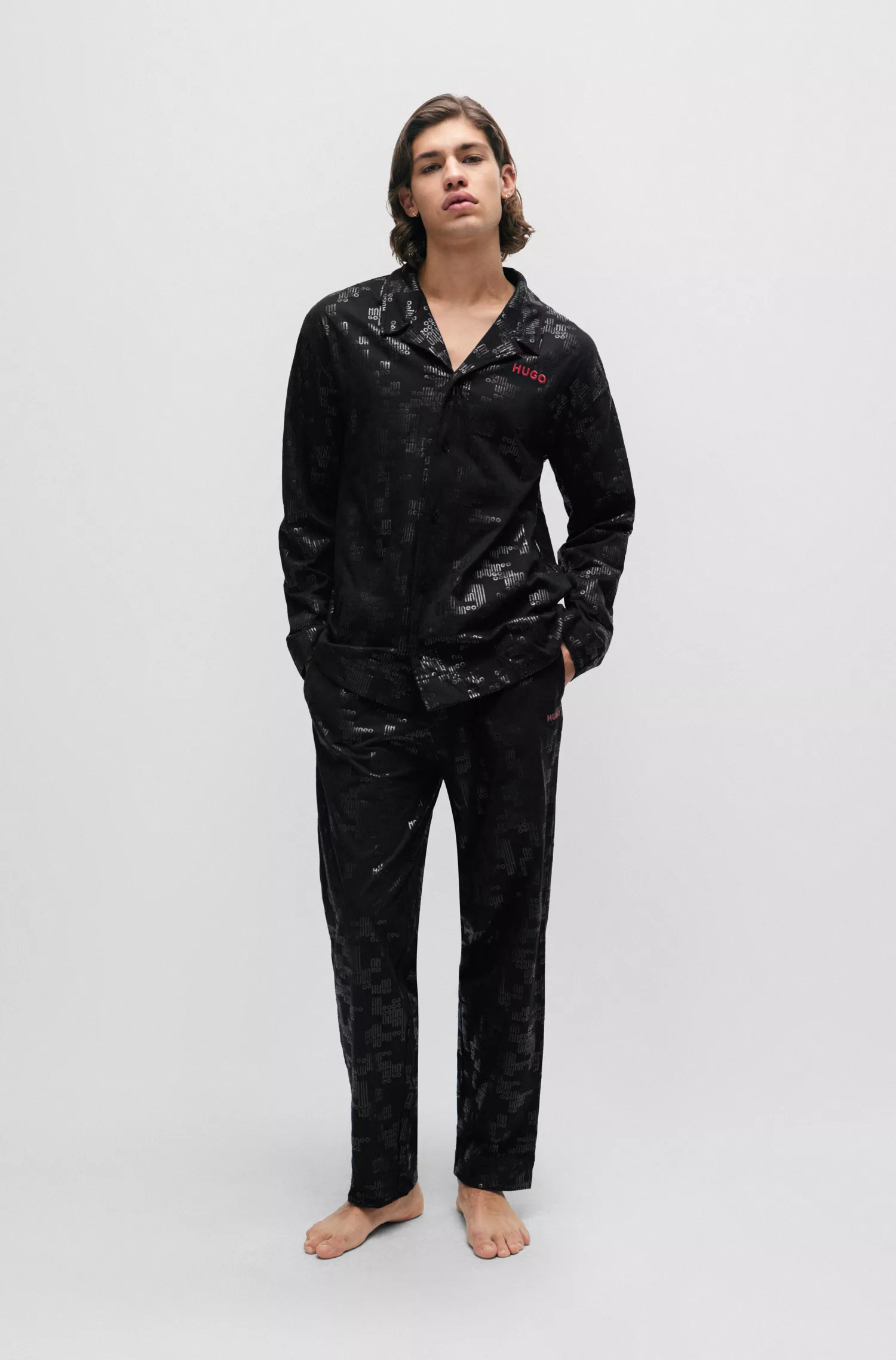 Pijama HUGO vermelho em malha de algodão, modelagem folgada e com logotipos estampados.