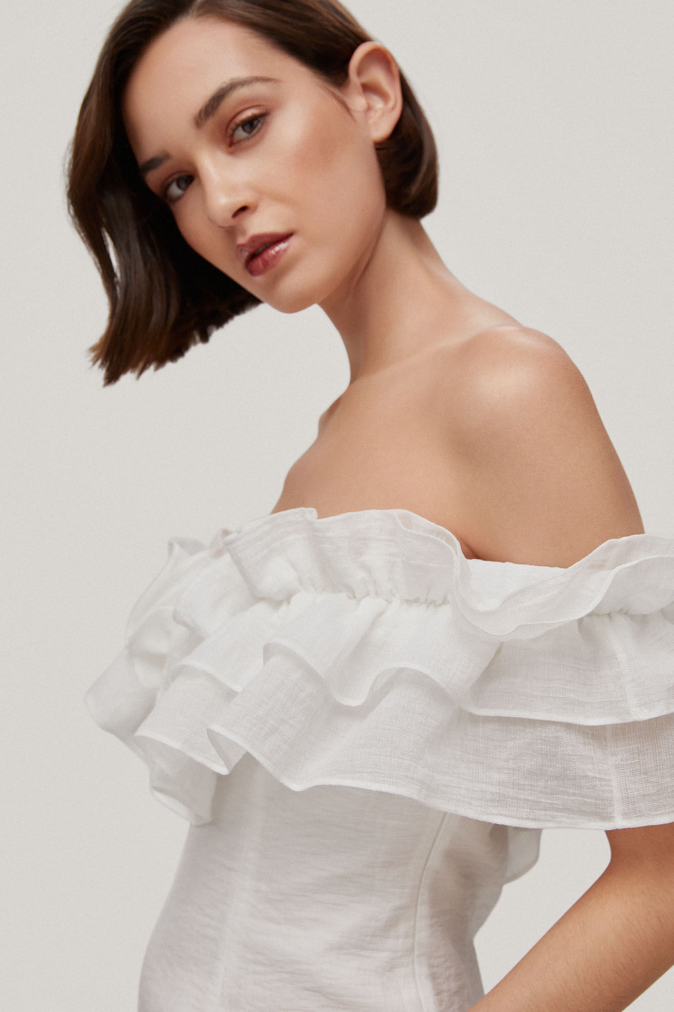 Luli. Blusa ombro a ombro com babados - Branca