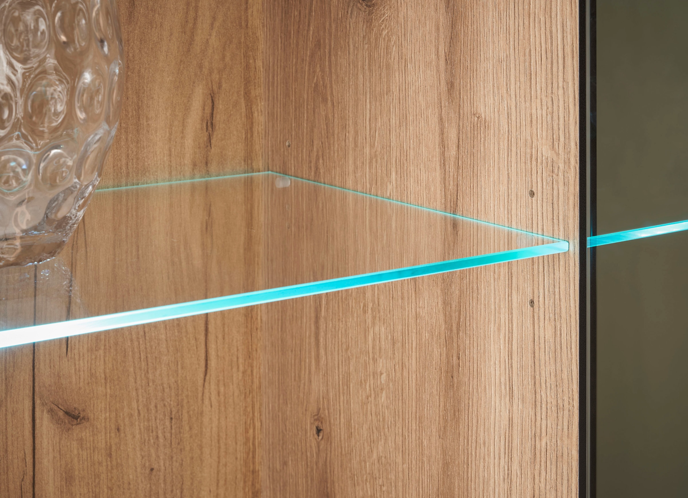 INOSIGN Vitrine »Cantara, Vitrinenschrank in Eiche Evoke oder weiss, Standvitrine« schwarzer Stangengriff, ausreichend Stauraum, vielseitig einsetzbar