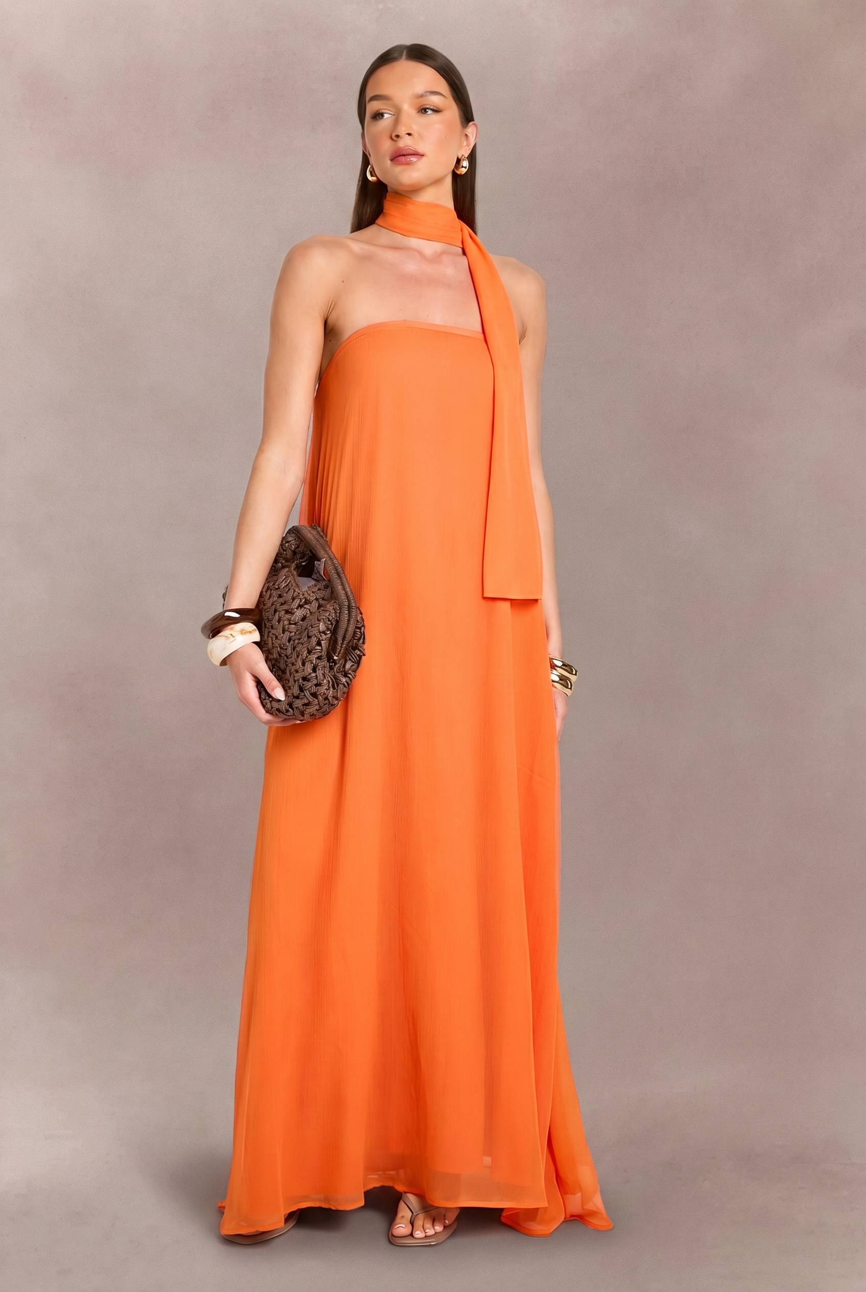 boohoo Robe Maxi Trapèze Longue Avec Détail Foulard