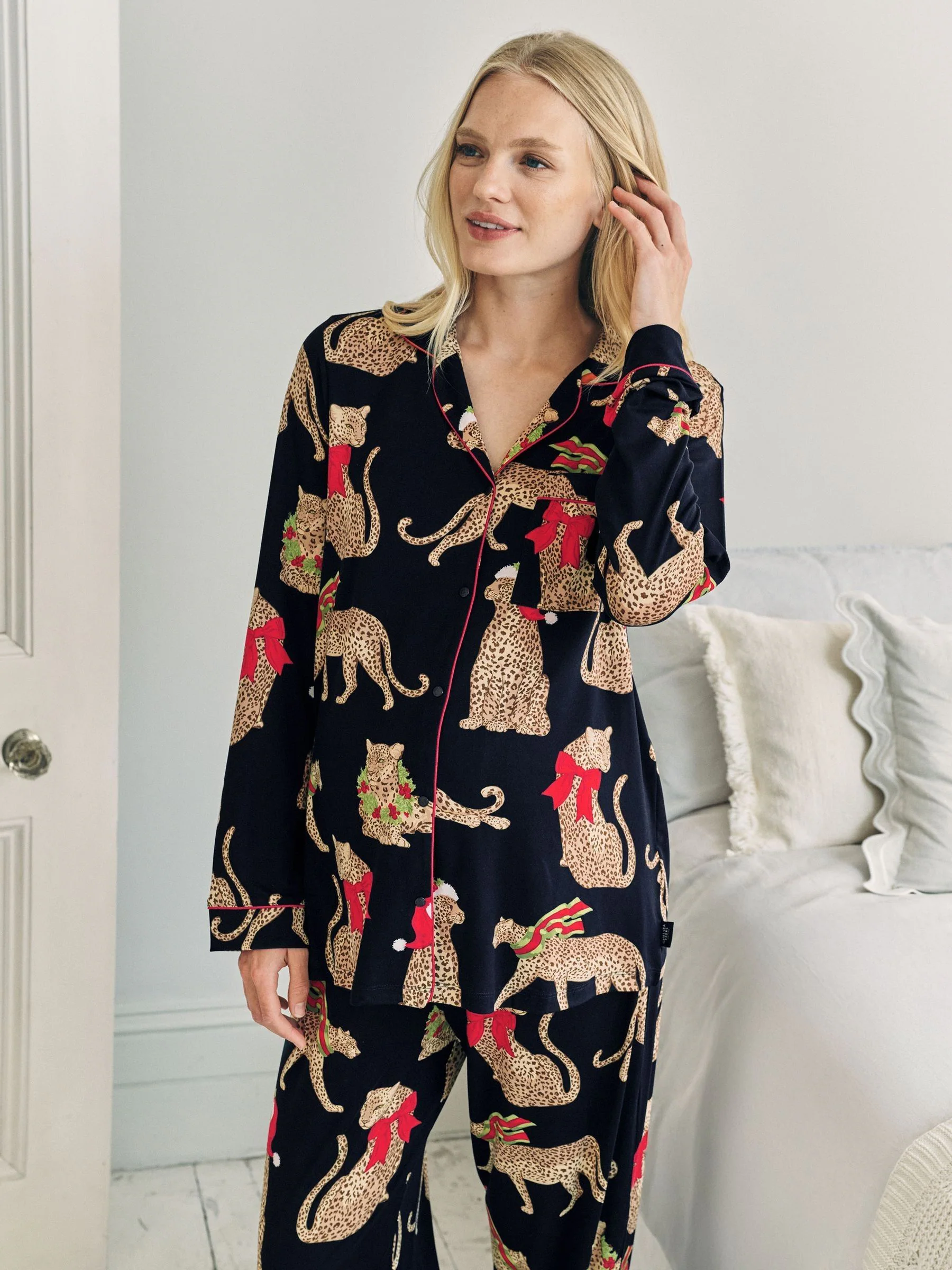 Chelsea Peers lange pyjama met kerstluipaardprint