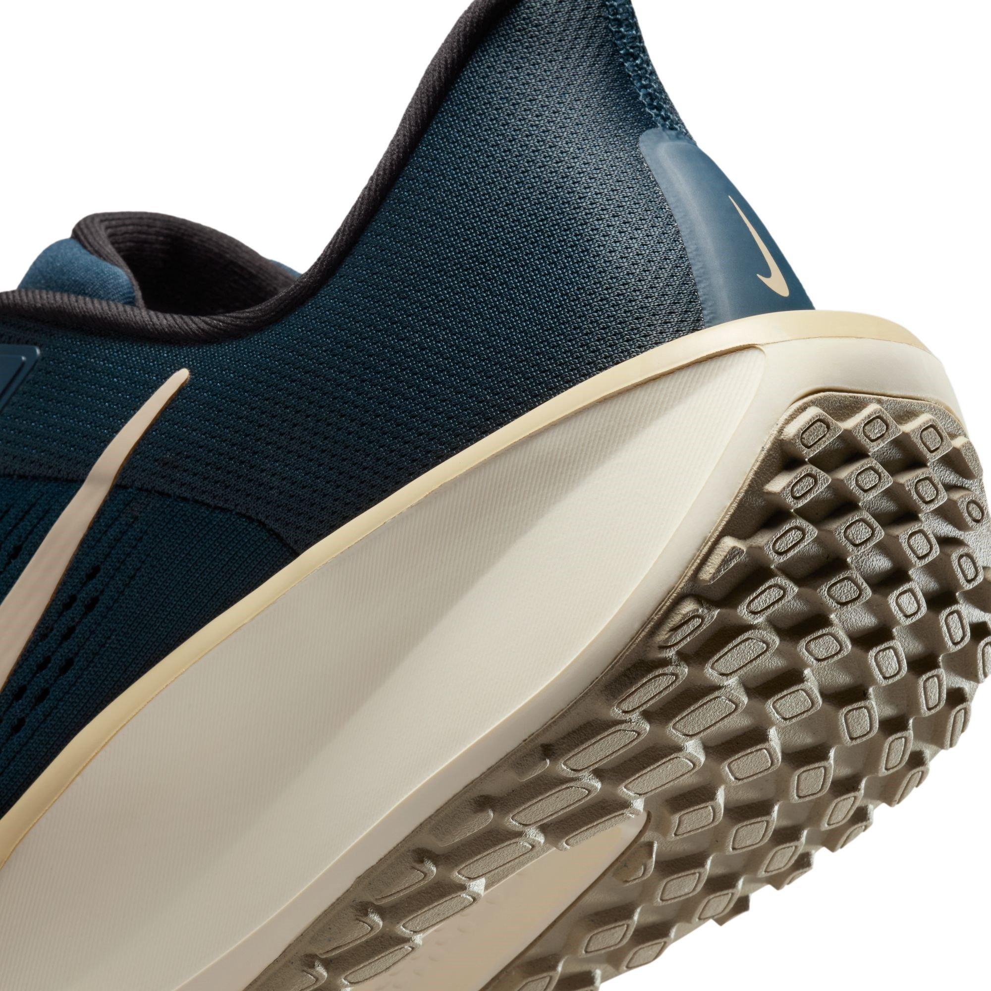 Nike Quest 6 Mens Road Running Shoes