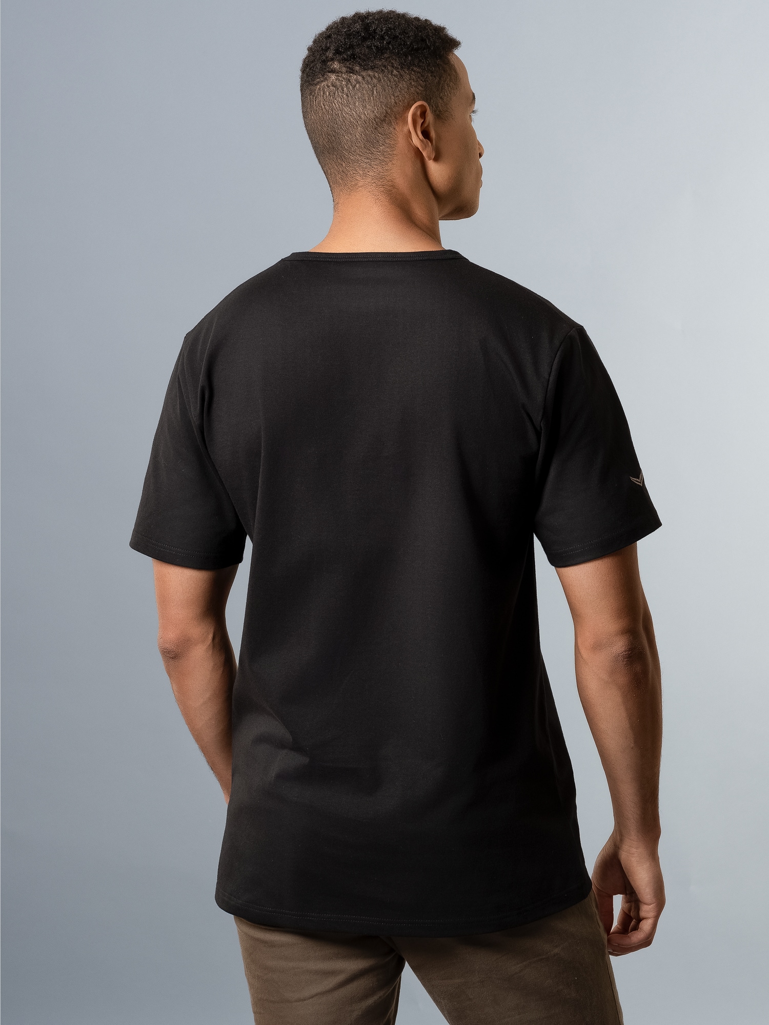 V-Shirt aus 100% Biobaumwolle Schwarz-C2C