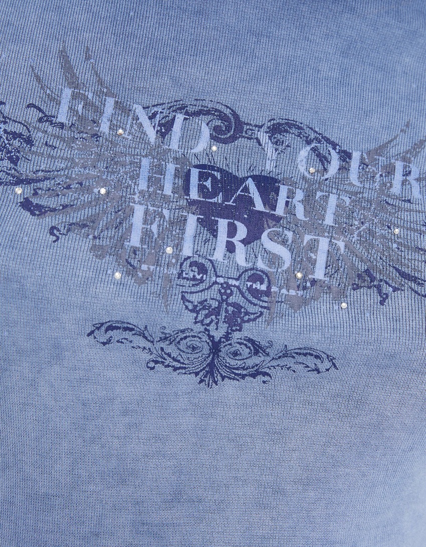 Camiseta de manga curta com efeito desbotado e aplicações de strass.