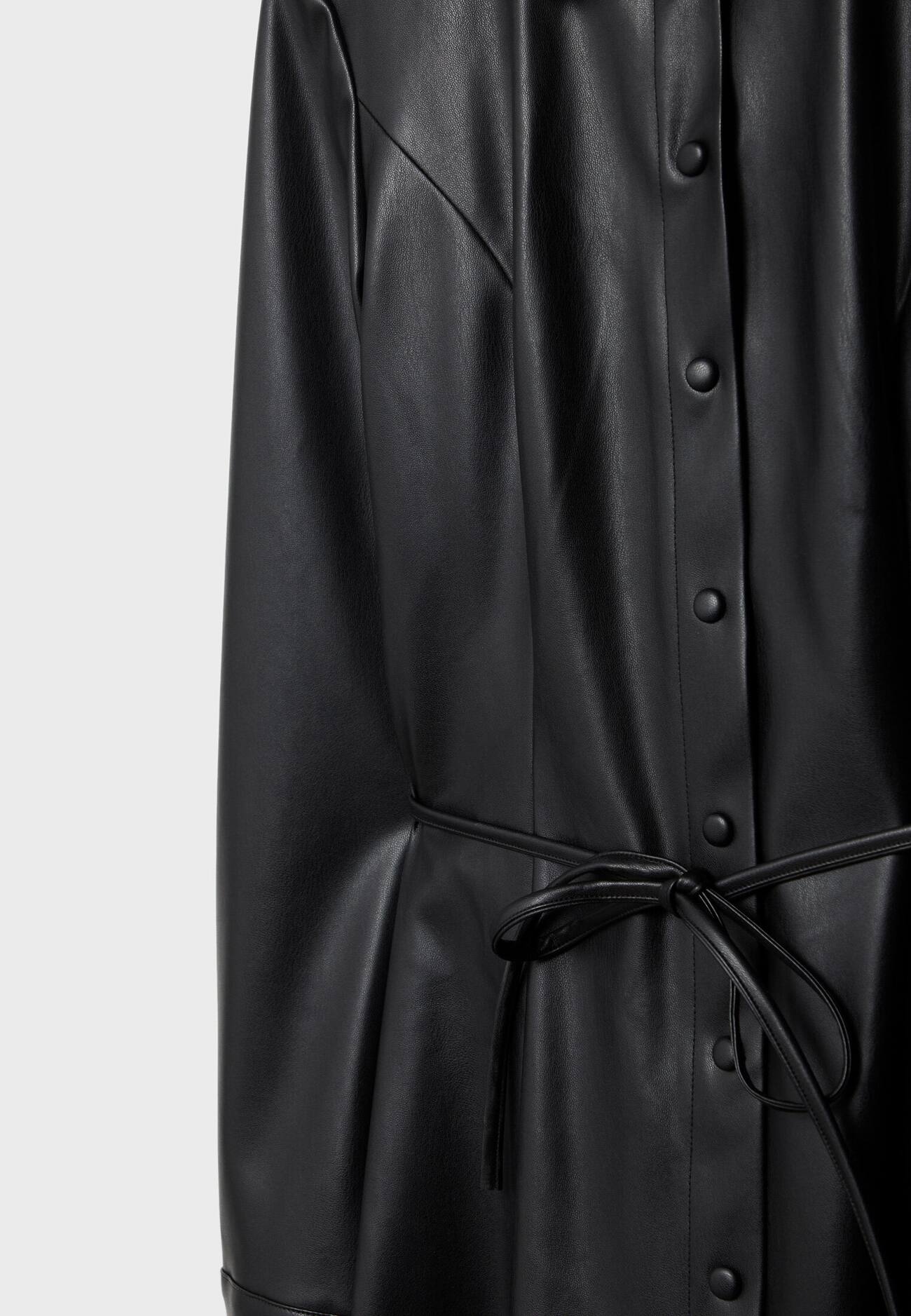 Vestido curto tipo camisa com efeito de couro