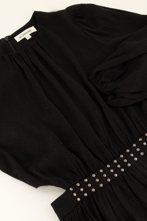 Zwarte jurk met studs en cut-out detail