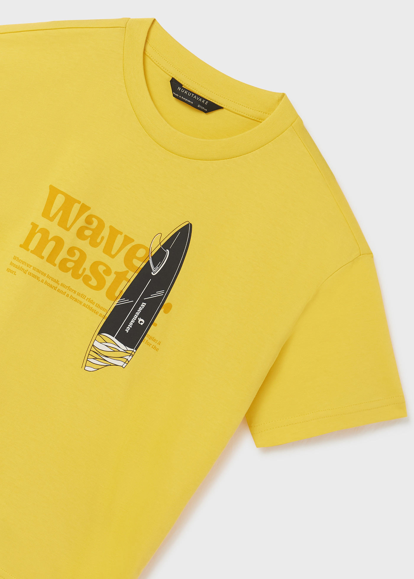 Camiseta infantil com estampa sustentável em algodão.