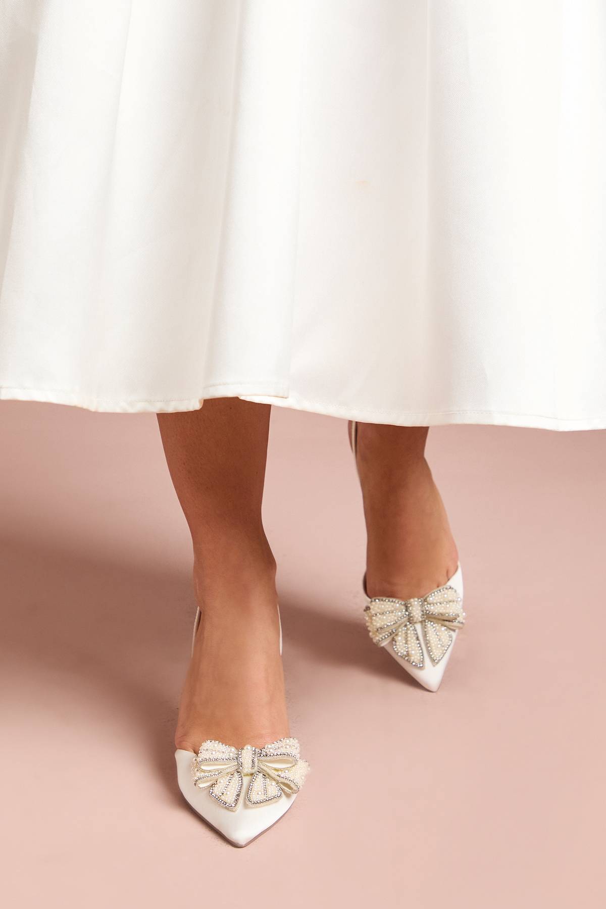 Coast Escarpins de Mariée Selena en Satin avec Nœud Perlé à Bout Pointu et Talon Aiguille Haut à Bride Arrière