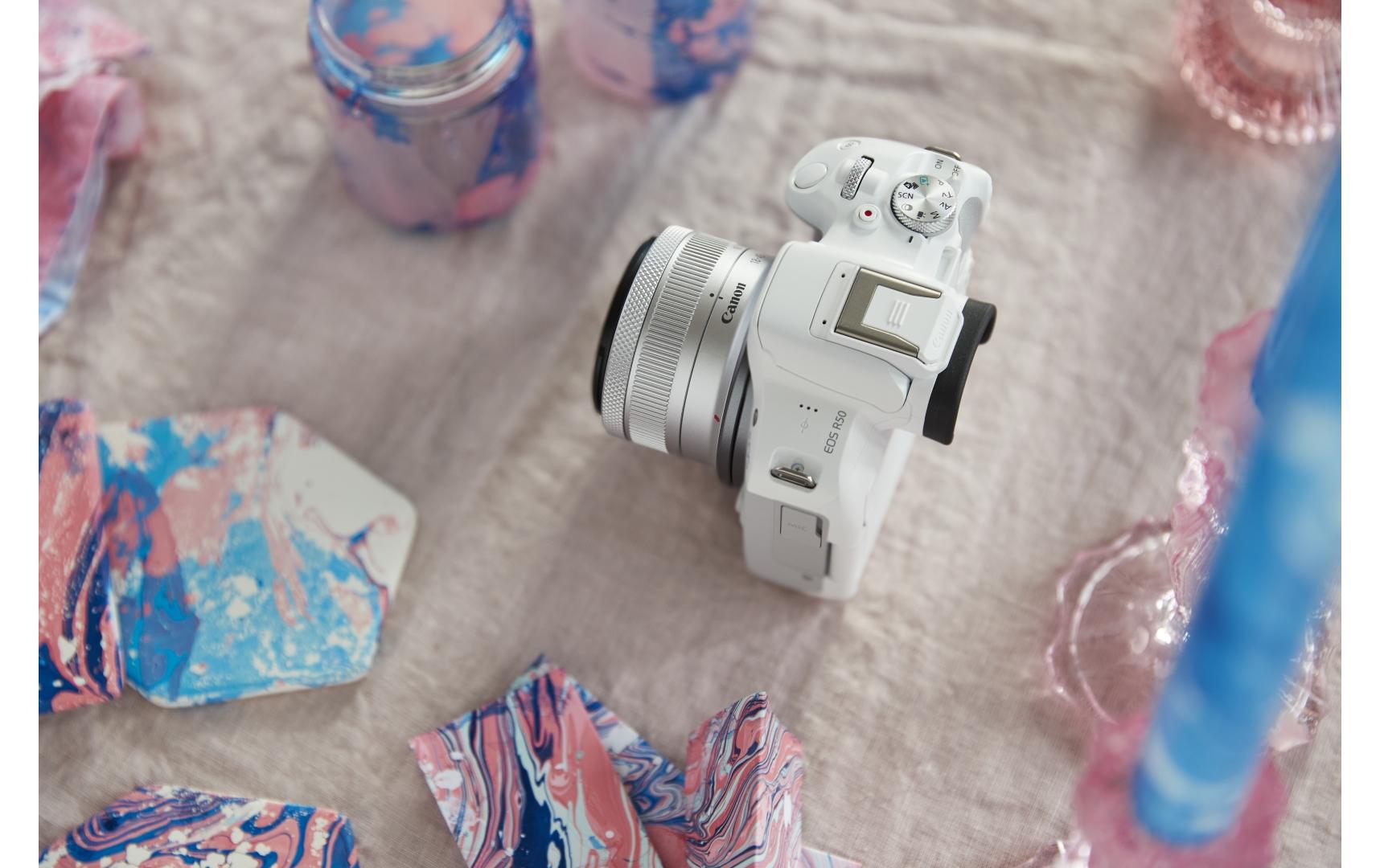Fotokamera EOS R50 Kit RF-S 18-45 Weiss<br>Perfekte Einstieg in die EOS R Reihe für aktive Content Creator
