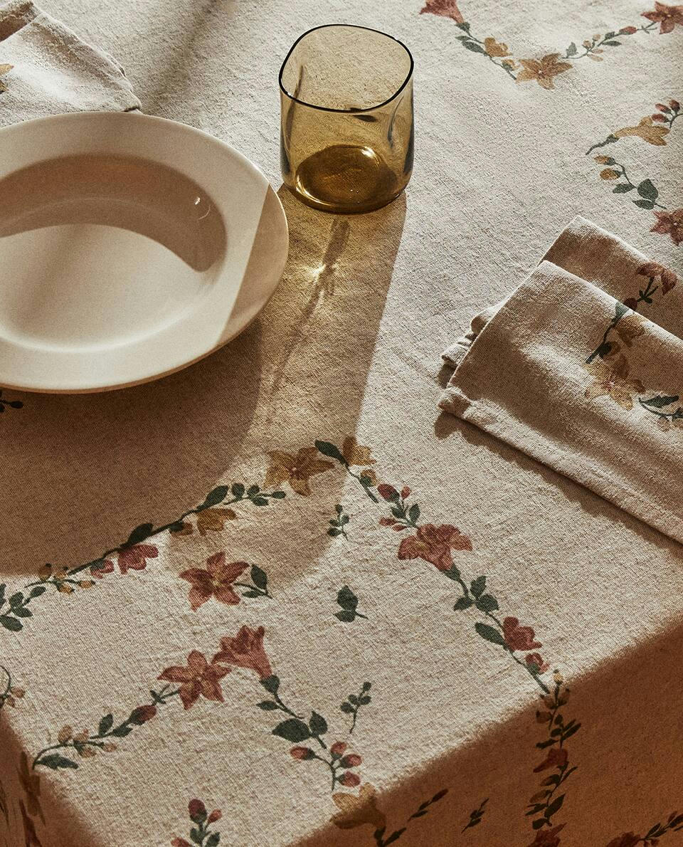 TOALHA DE MESA COM ESTAMPA FLORAL