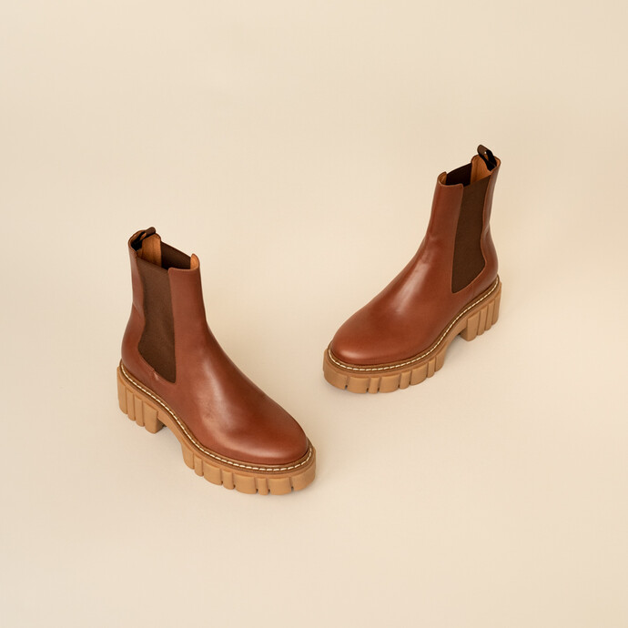 Boots à semelles crantées et élastiques  en cuir gras cognac