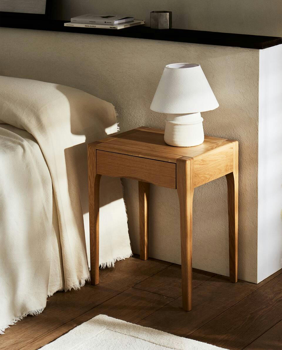Mesa de cabeceira de carvalho com gaveta