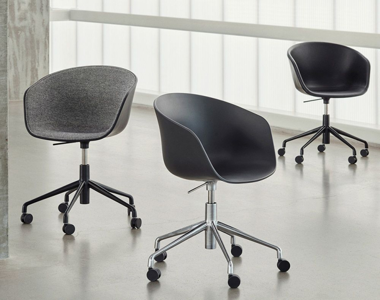 Hay About a Chair AAC52 gestoffeerde bureaustoel, onderstel zwart, kuip Black, Hallingdal 166