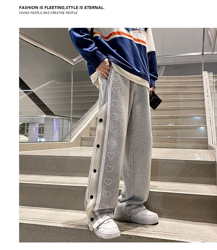 Nikoflin - Joggingbroek met rechte pijpen en hartjesprint, knoopsluiting en middelhoge taille