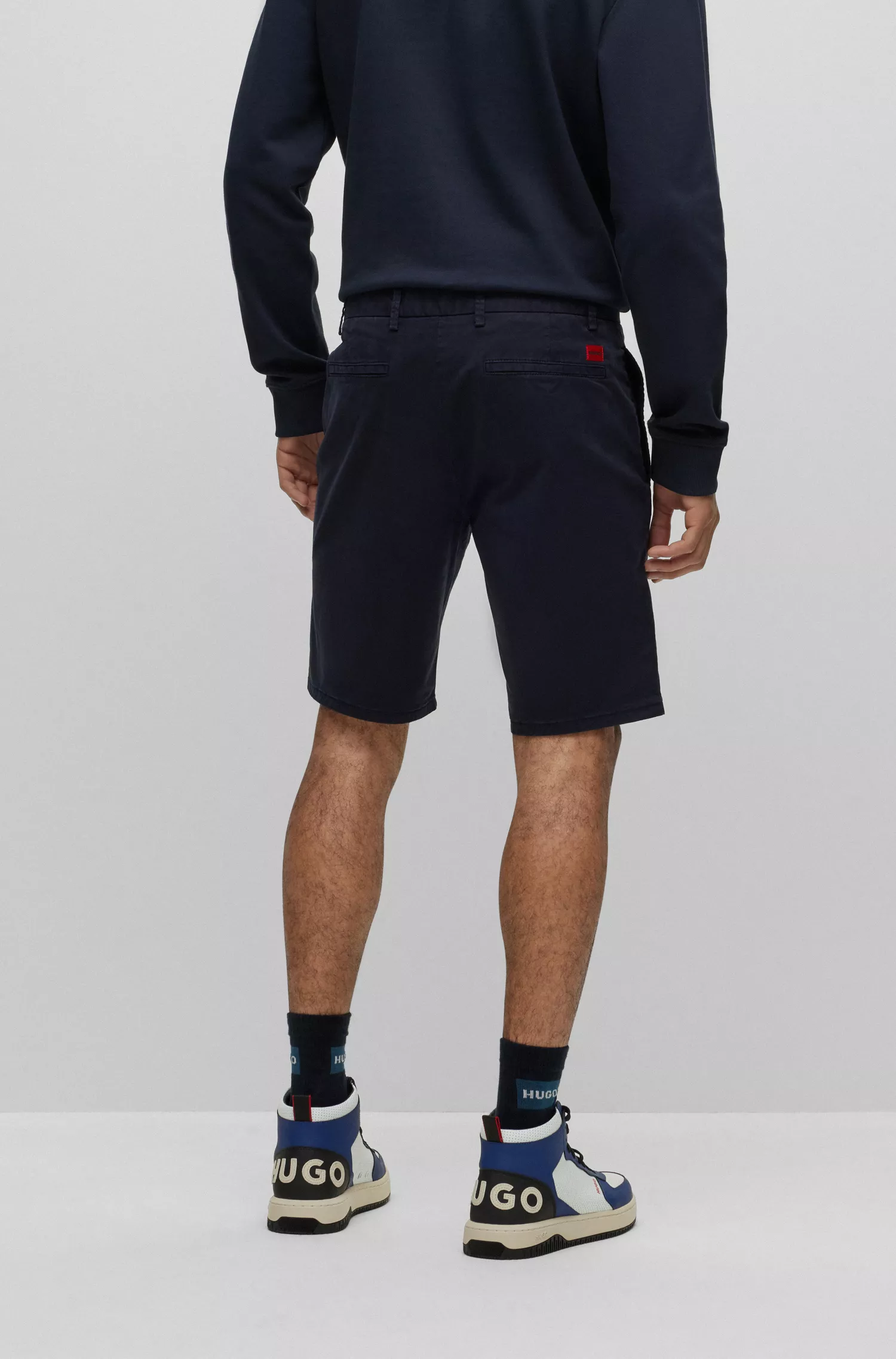 Calções chino HUGO vermelhos, corte slim, em gabardine de algodão elástico.