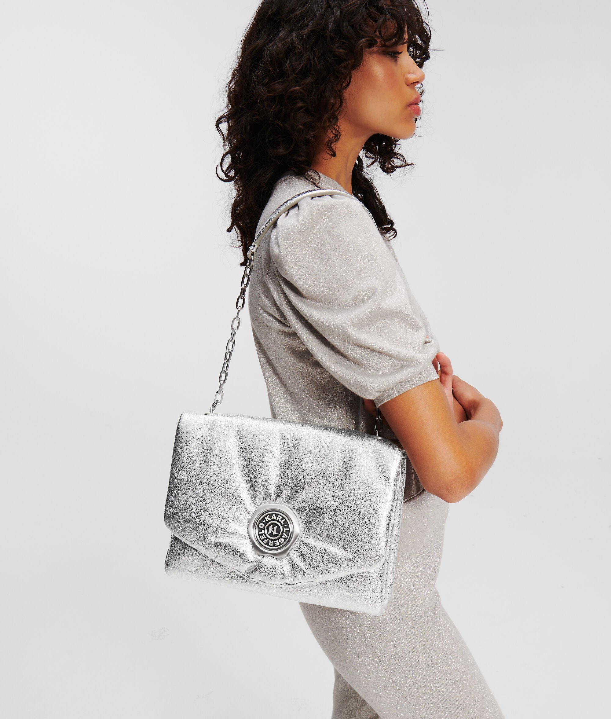 SAC PORTÉ ÉPAULE MÉTALLIQUE DE TAILLE MOYENNE K/STAMP