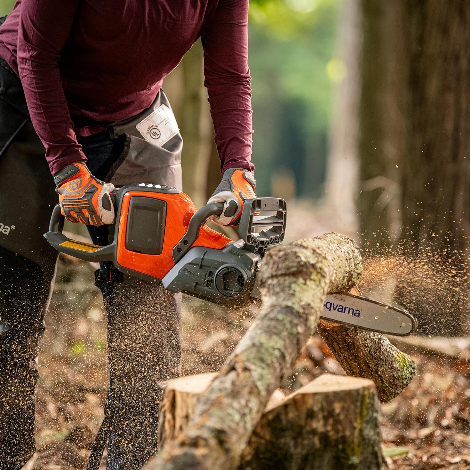 Husqvarna 225i Akku-Kettensäge - Leicht, kabellos, leise, 12″ Schiene, 20 m/s Kettengeschwindigkeit, ideal für Baumschnitt und Gartenpflege (inkl. Akku & Ladegerät)