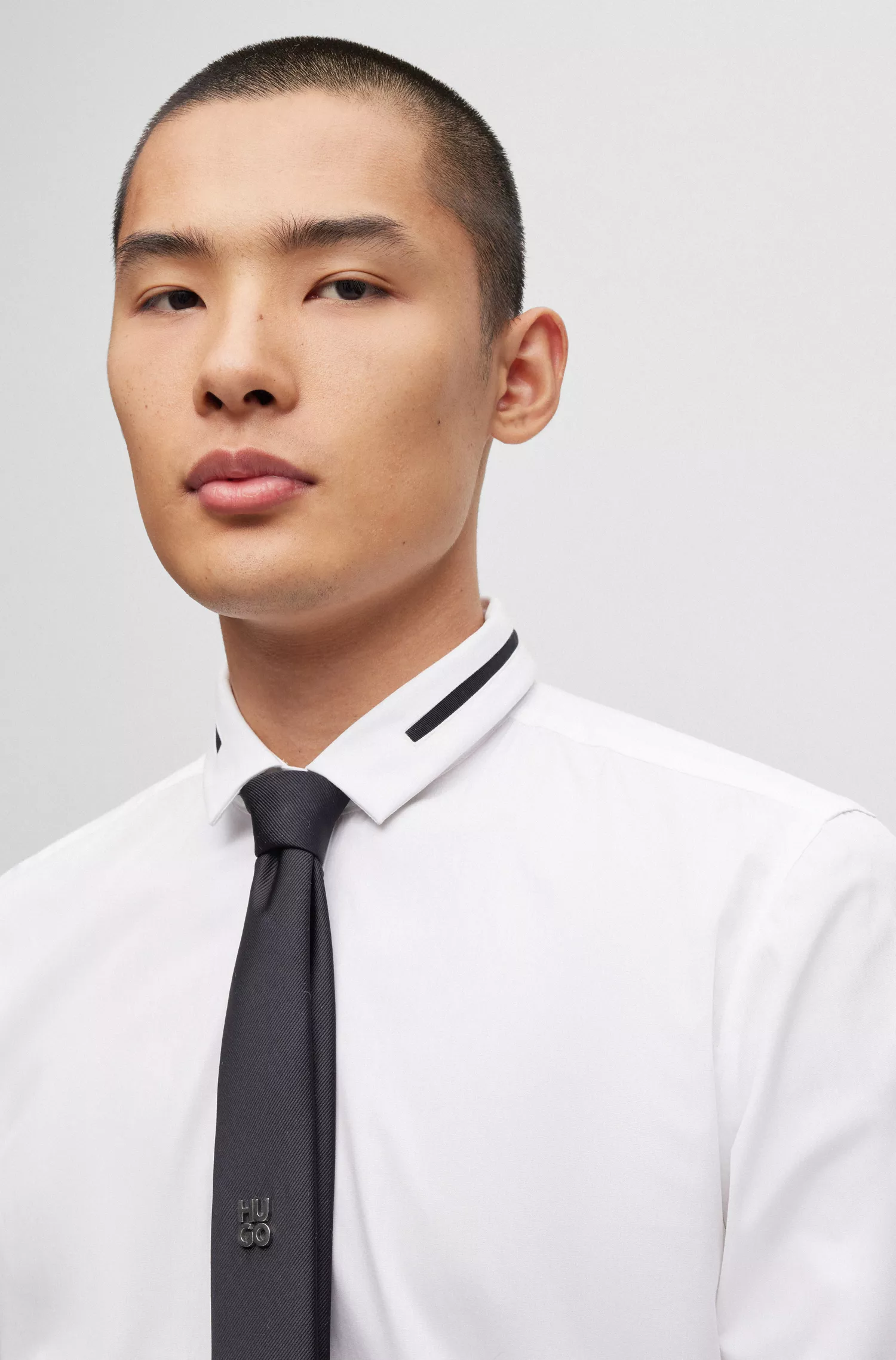 Camisa HUGO vermelha, extra slim fit, em algodão com detalhes contrastantes.