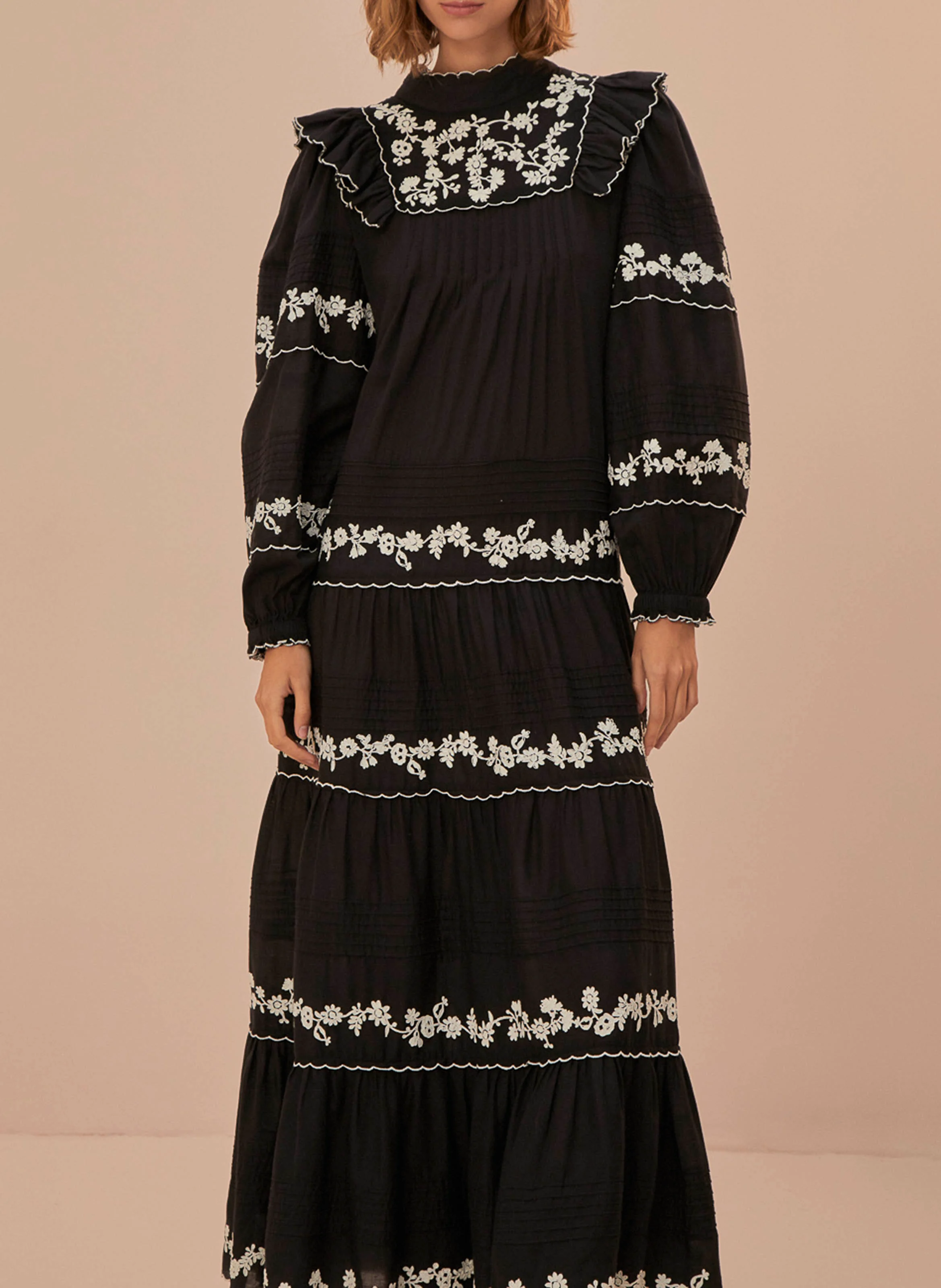Robe longue en coton brodé | Noir
