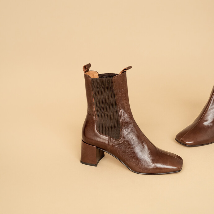 Bottines à talons et fronces  en cuir vieilli marron