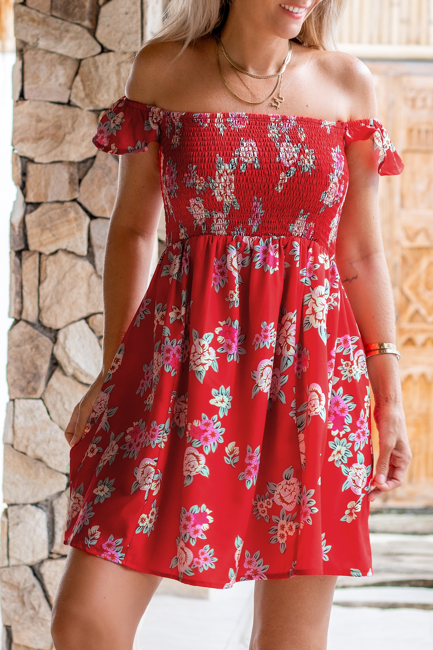 Robe mini à épaules dénudées et corsage à smocks rouge