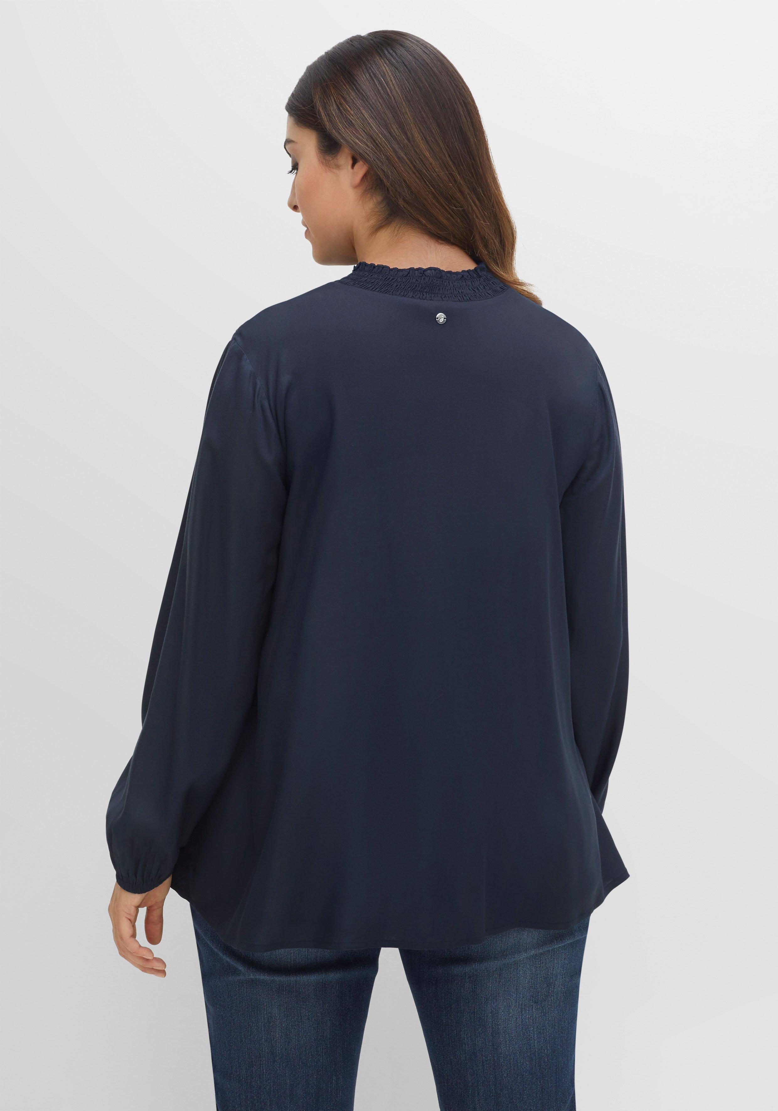 Bluse mit Smok- Ausschnitt und Lochmusterdetails