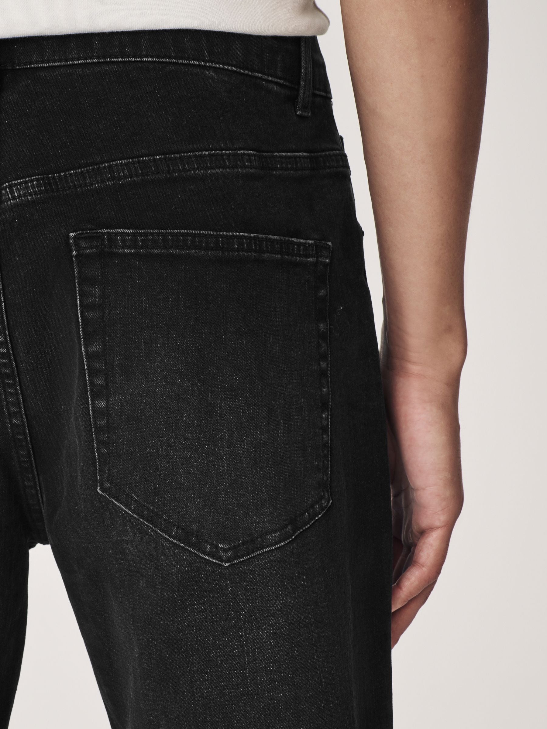 Zwart - Klassieke stretchjeans met standaard taps toelopende pasvorm