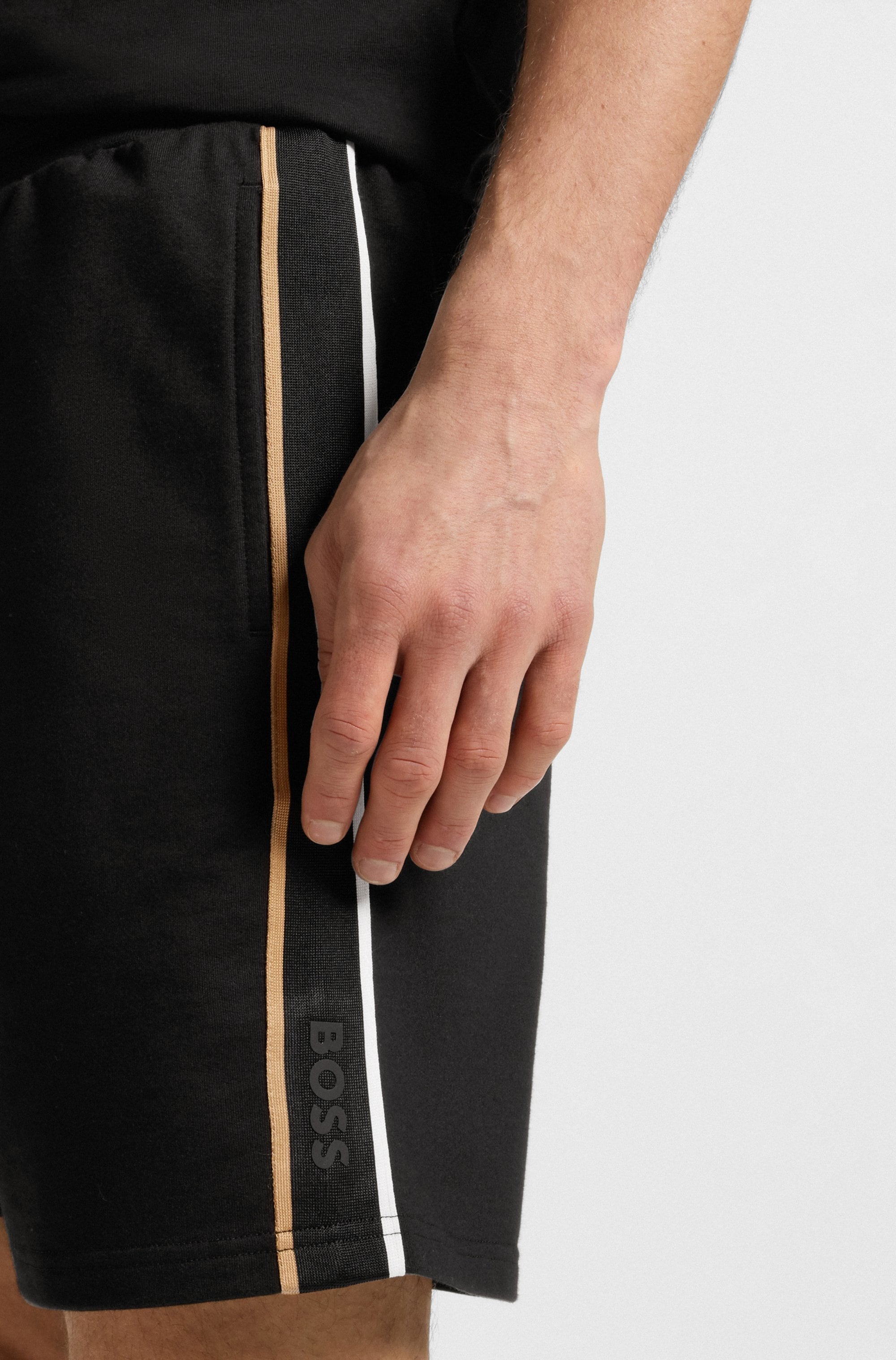 BOSS Sweatshorts »ICONIC«  mit Tunnelzug und Tape-Details