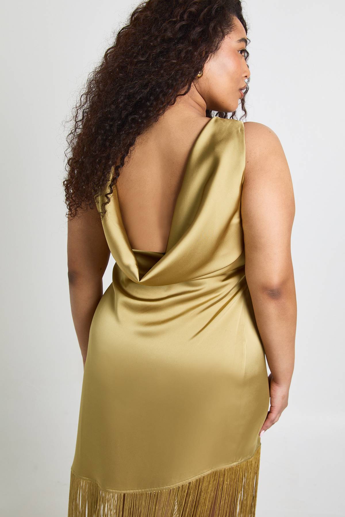 boohoo Robe Longue En Satin À Dos Drapé Avec Pompons Grande Taille