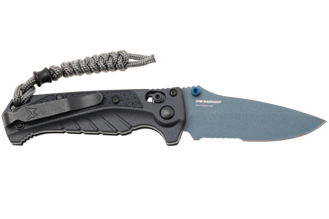 Benchmade Mini Adira 18065SBT-01 Blue Titanium Cerakote CPM MagnaCut, Tempest Gray Grivory, Serrated zakmes