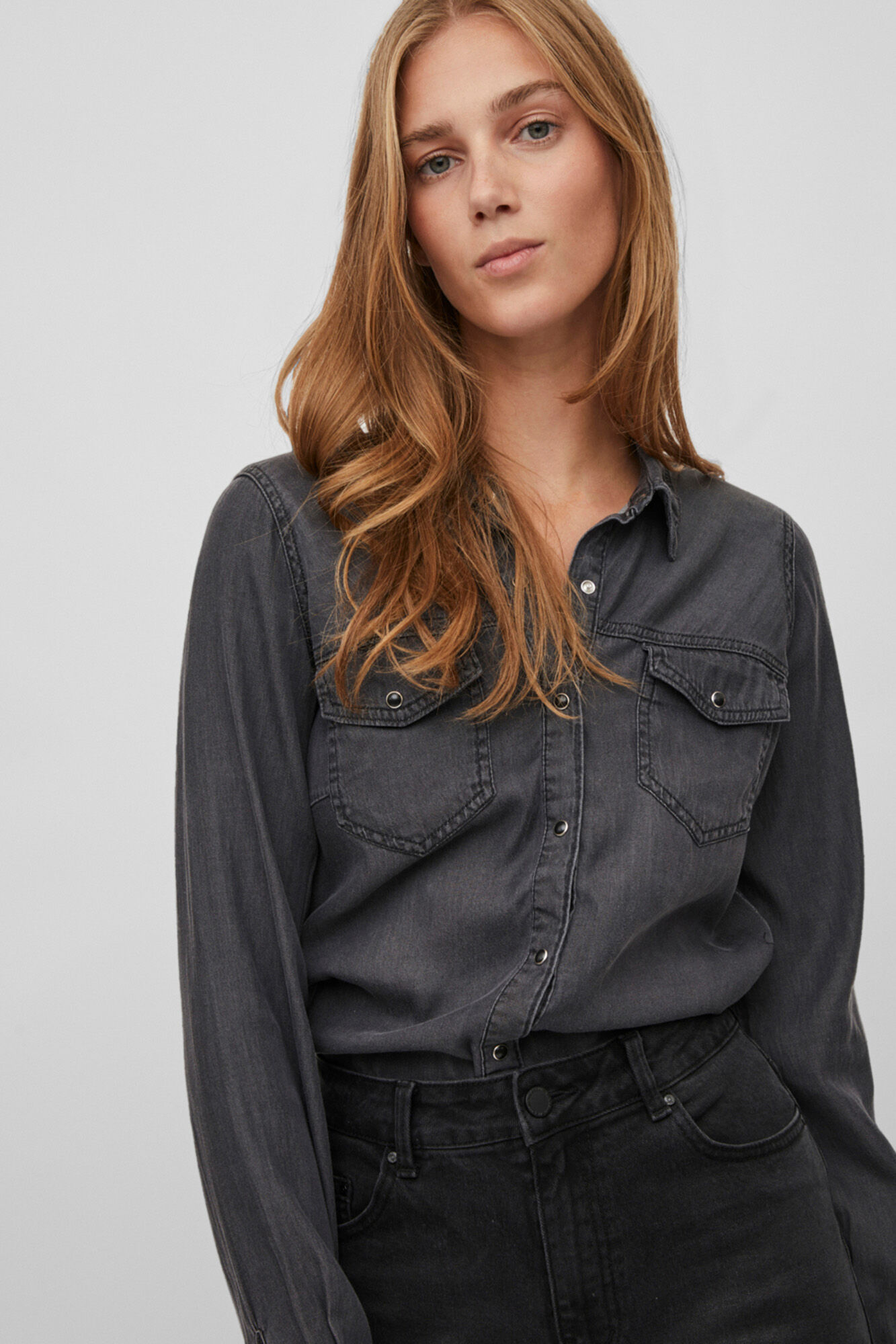 Camisa jeans feminina de manga comprida com bolsos - Preta