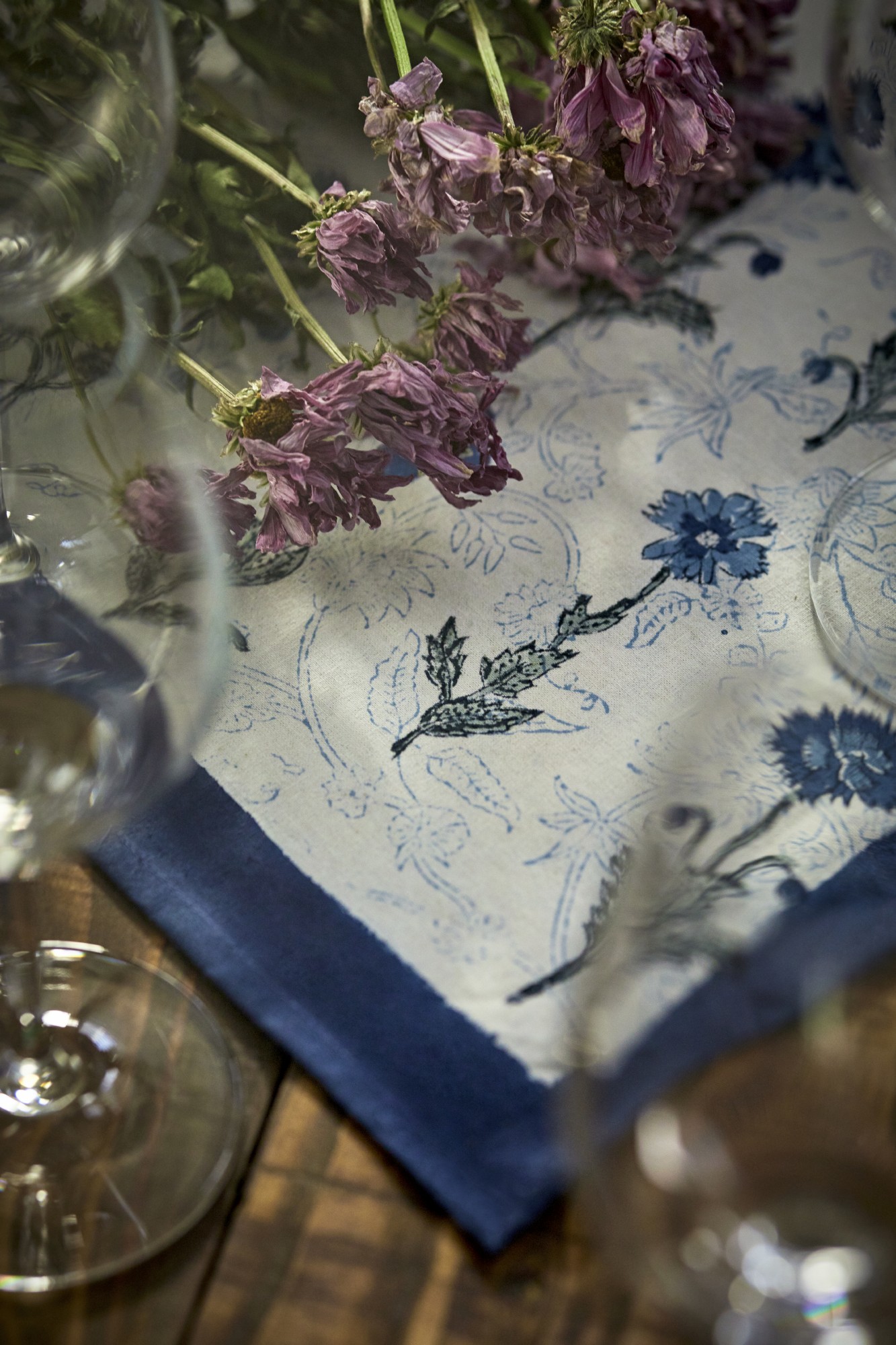 Tischdecke mit Blumenmuster, weiß, blau, L 100 cm, B 100 cm von fischer's lagerhaus