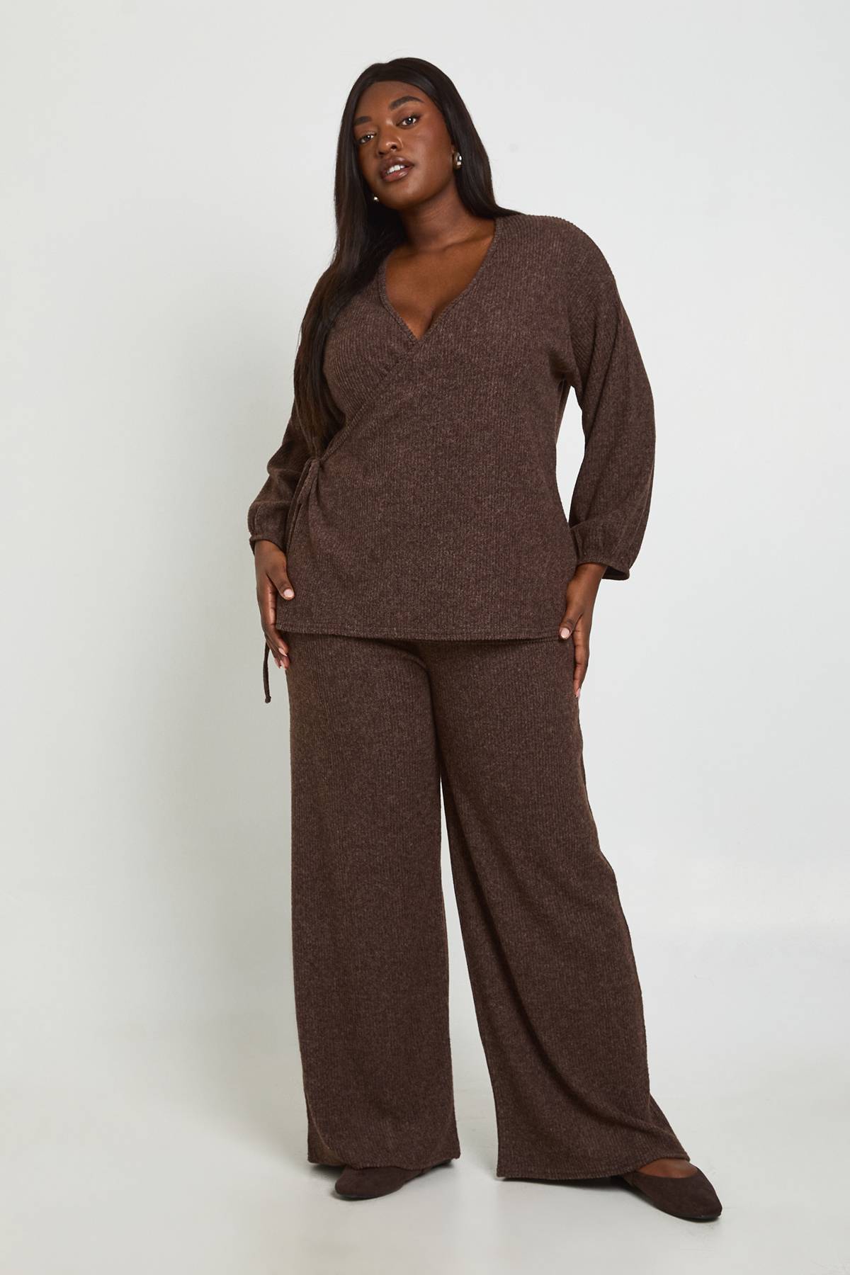 boohoo Ensemble Grande Taille Haut Cache-cœur Et Pantalon Large En Maille