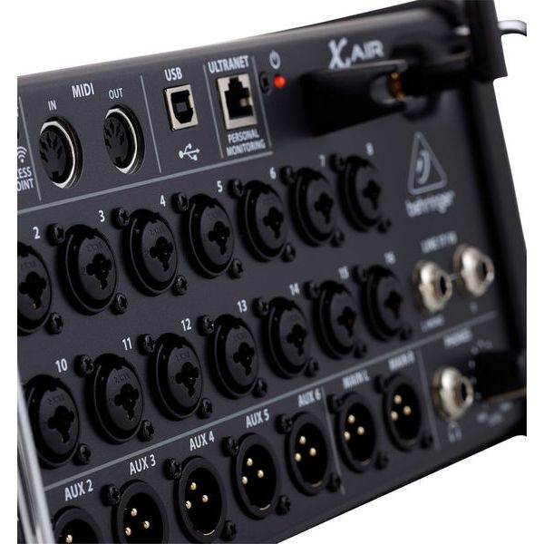 Behringer X Air XR18 Bag Bundle