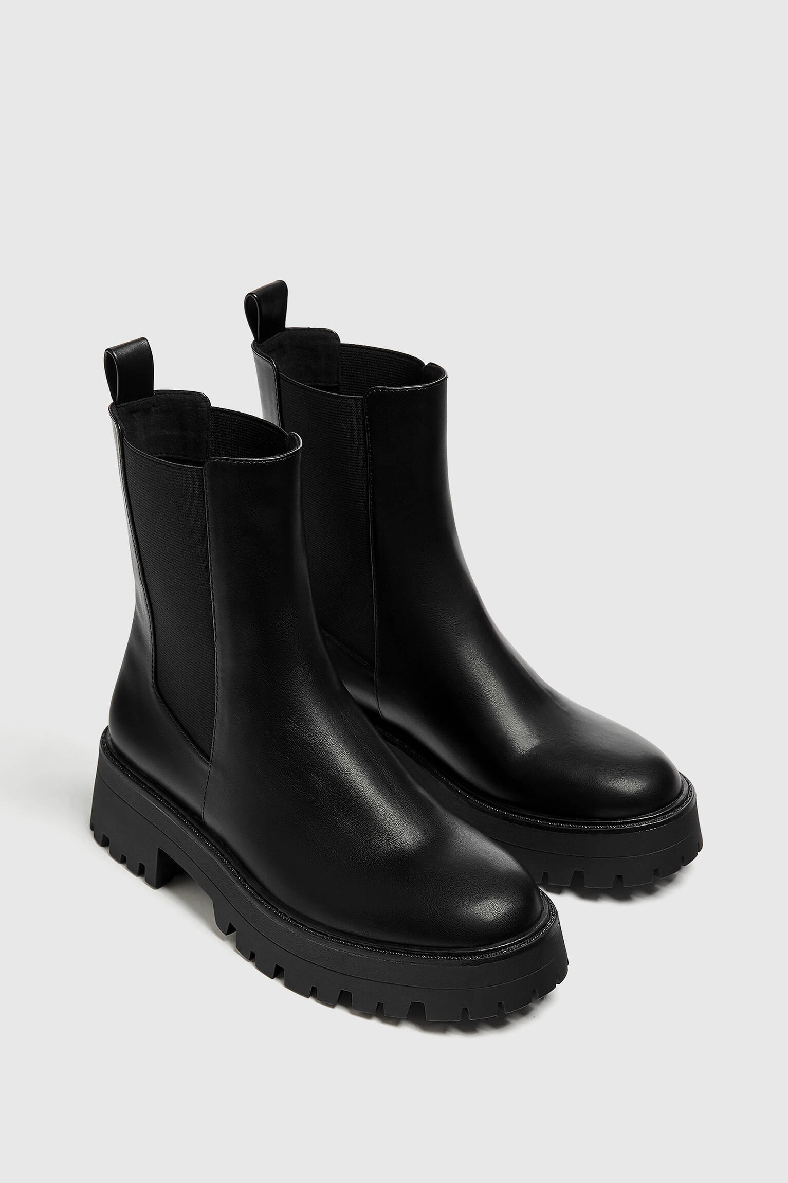 Bota Chelsea com sola tratorada - Preta