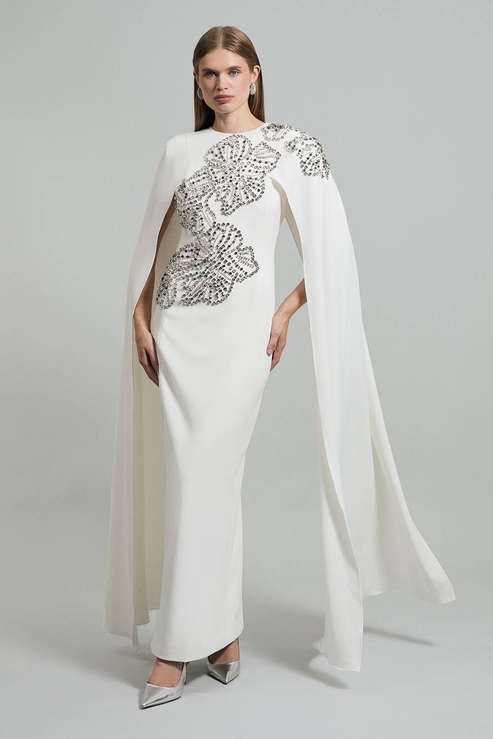 KarenMillen Robe longue à cape dramatique sur-mesure ornée de cristaux floraux placés