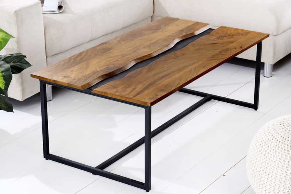 Massiver Couchtisch AMAZONAS 110cm Mangoholz Metall schwarz Baumkante Honey Finish