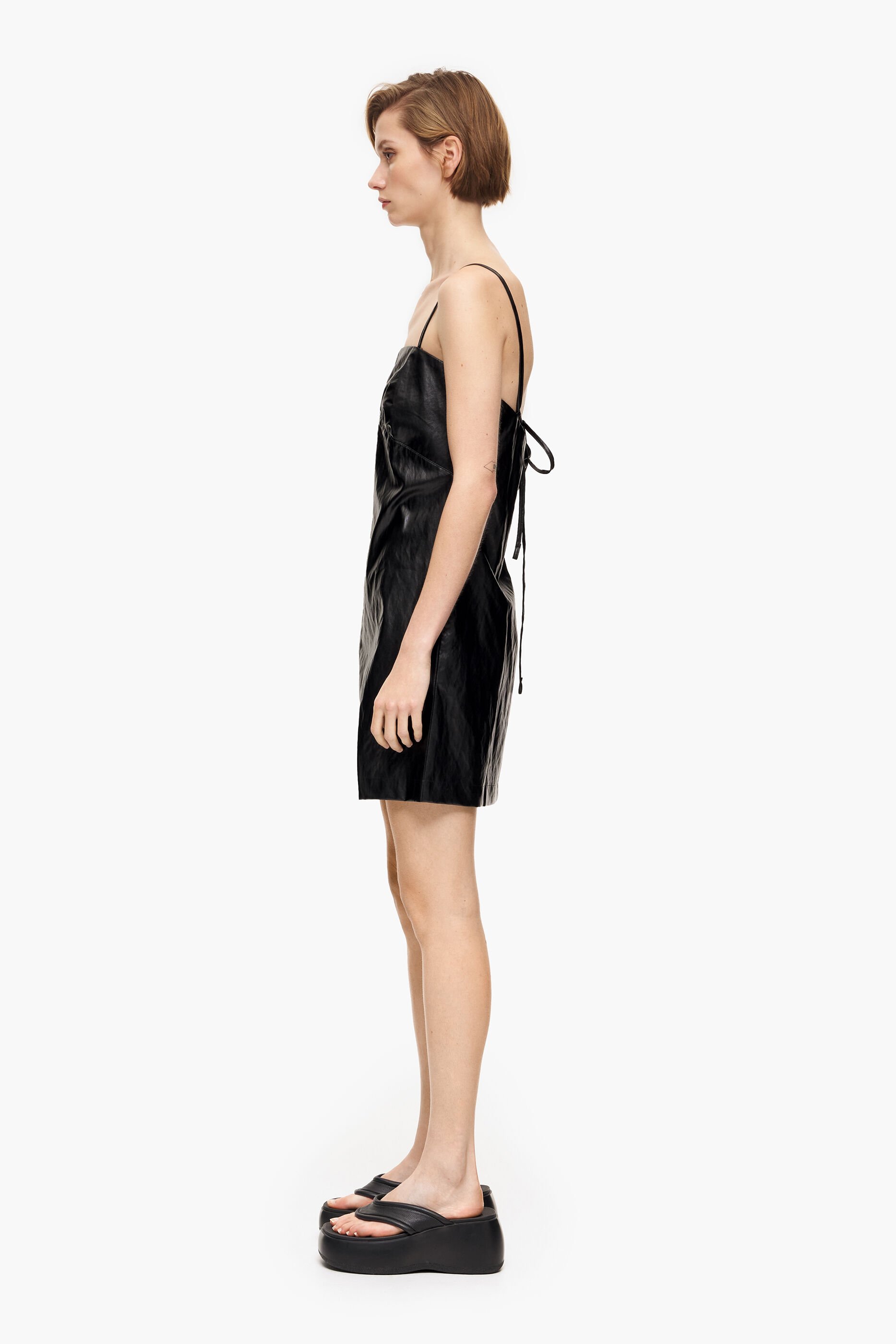 Vestido preto curto em formato A