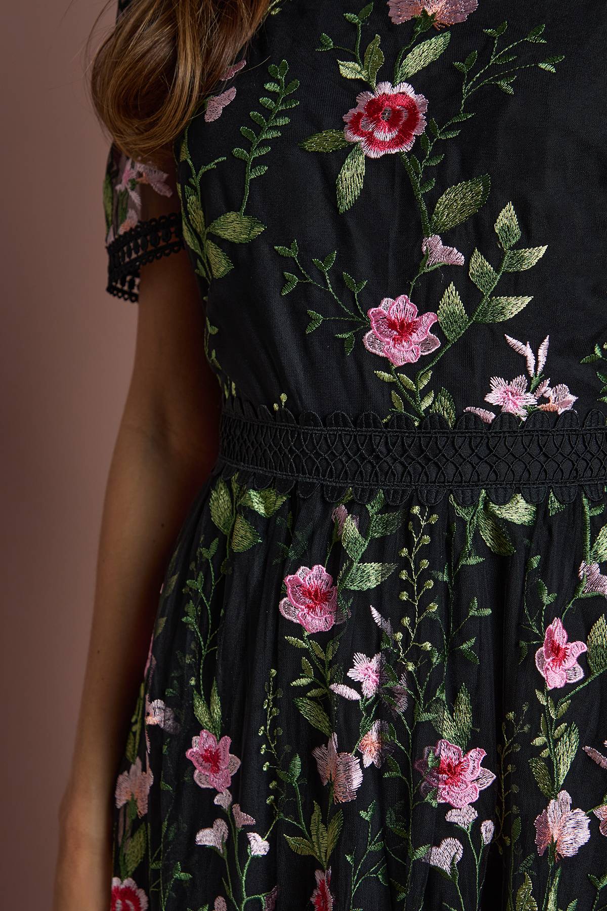 Coast Robe Mi-Longue en Maille Brodée avec Détails de Dentelle