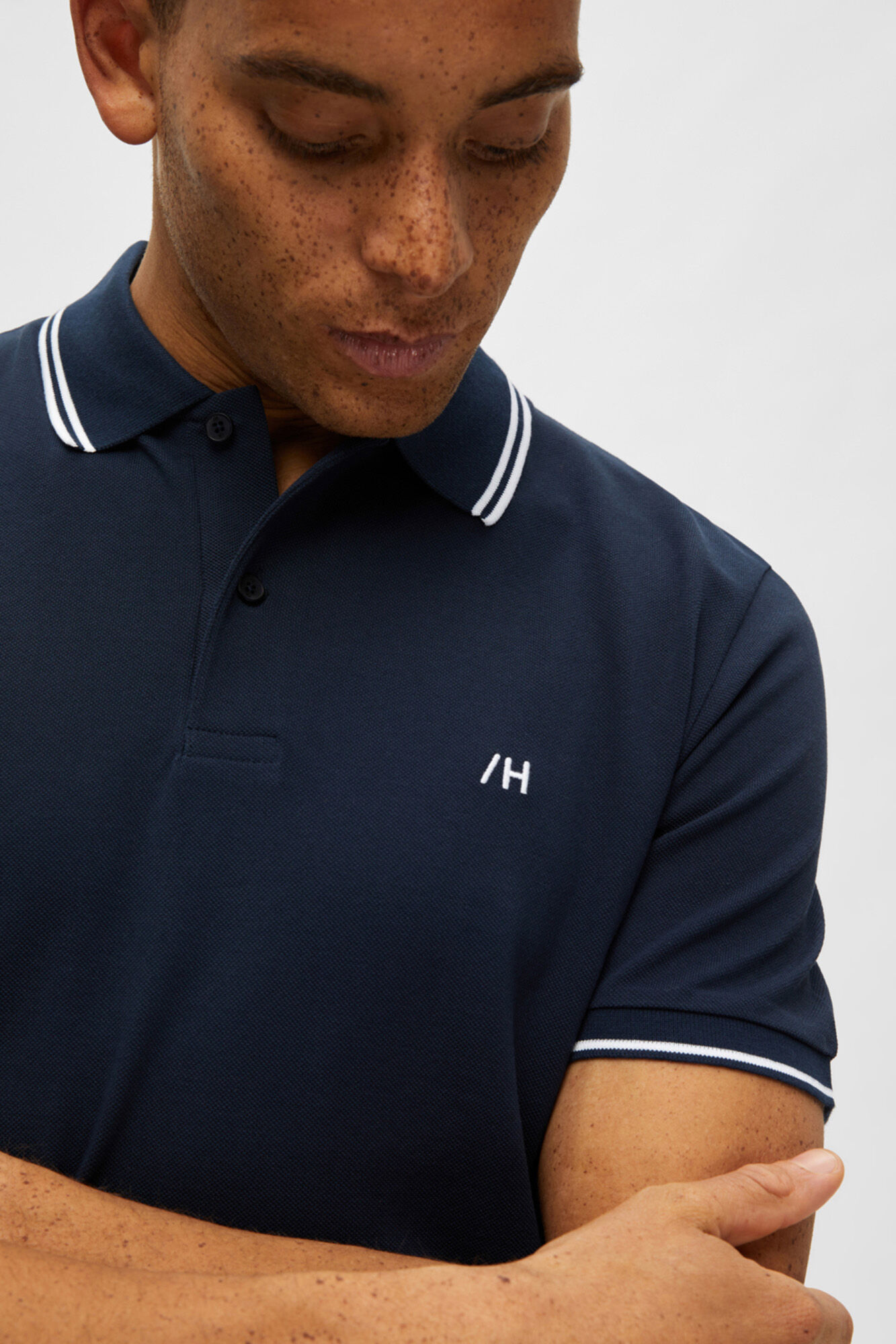 Camisa polo confeccionada em 100% algodão orgânico com logo bordado - Azul marinho