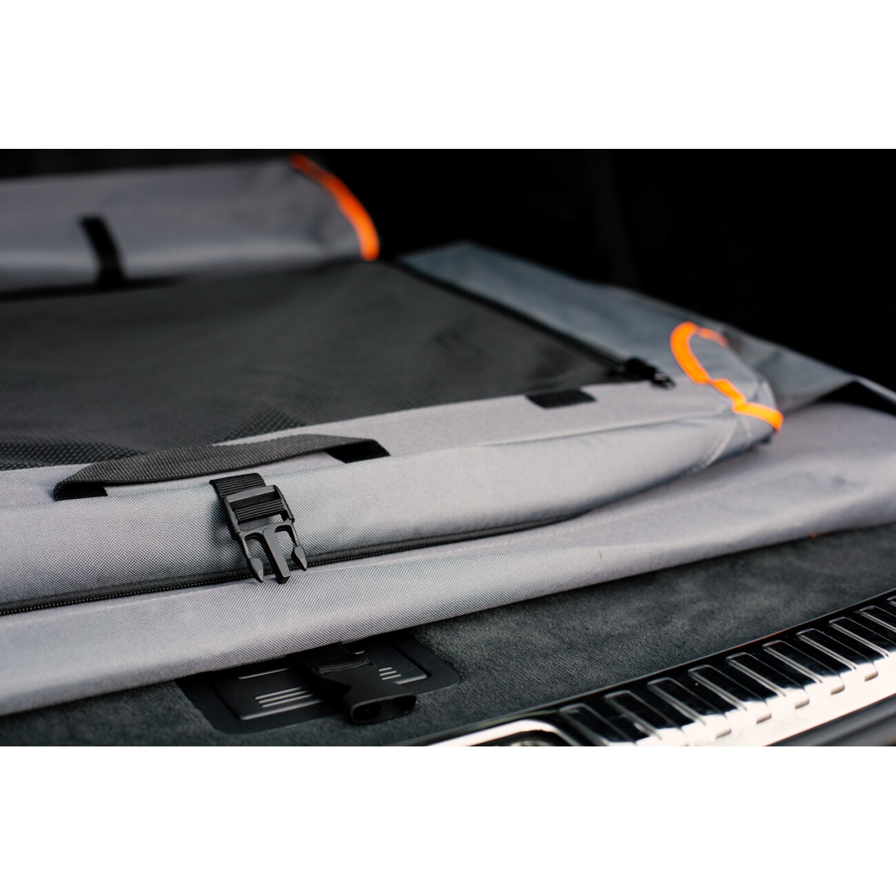 Knuffelwuff faltbare Hundebox Auto Transportbox Alverstone mit Aluminiumgestell für den Kofferraum M