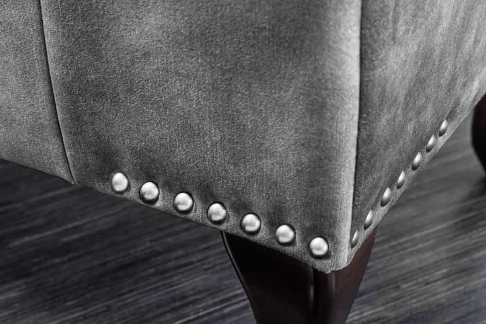 Design Sitzhocker CHESTERFIELD 80cm grau Samt Knopfheftung Nietenbesatz