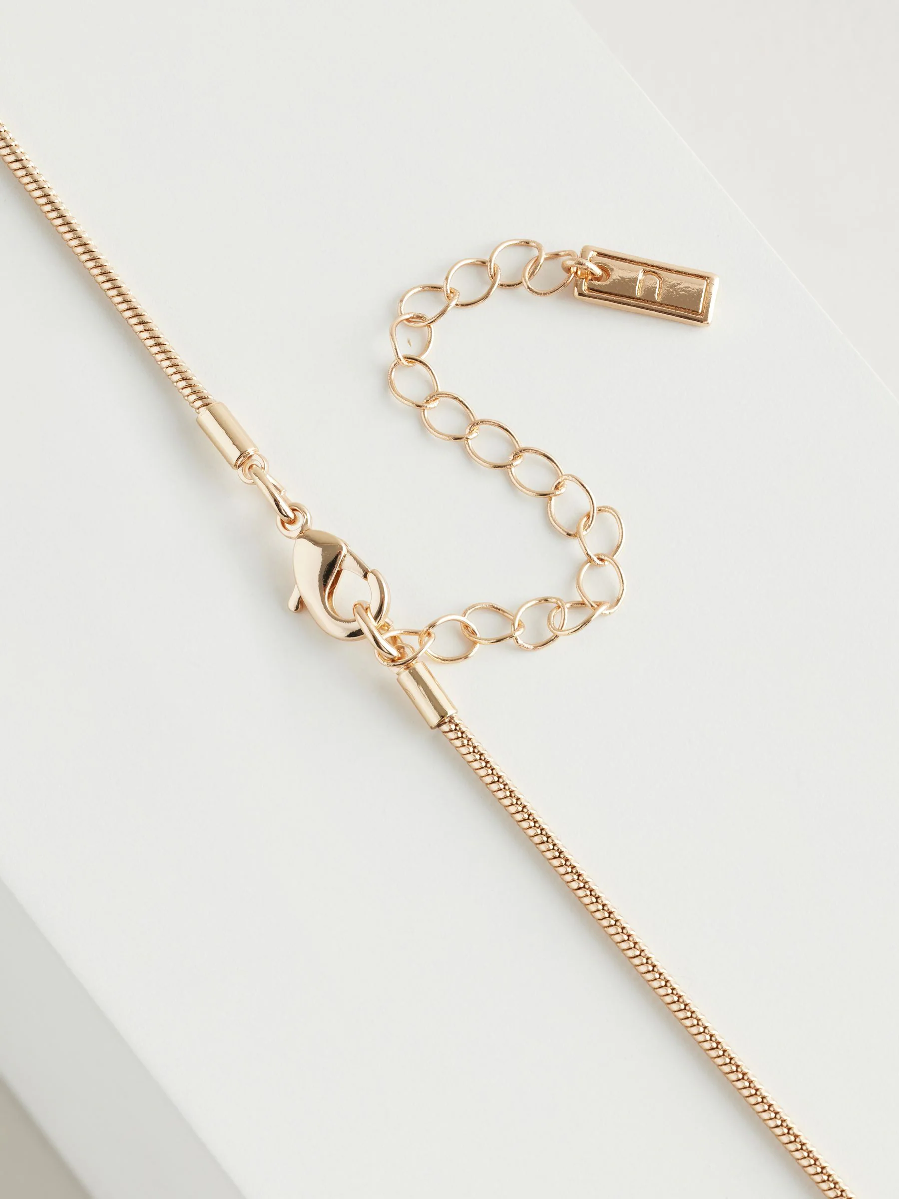Goudkleurig - Ketting met ovale gedraaide hanger