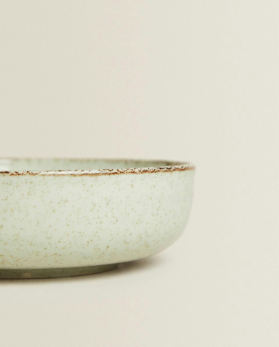 Tigela de porcelana com borda de acabamento antigo