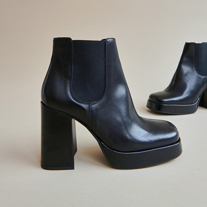 Boots à plateformes et bouts carrés  en cuir noir
