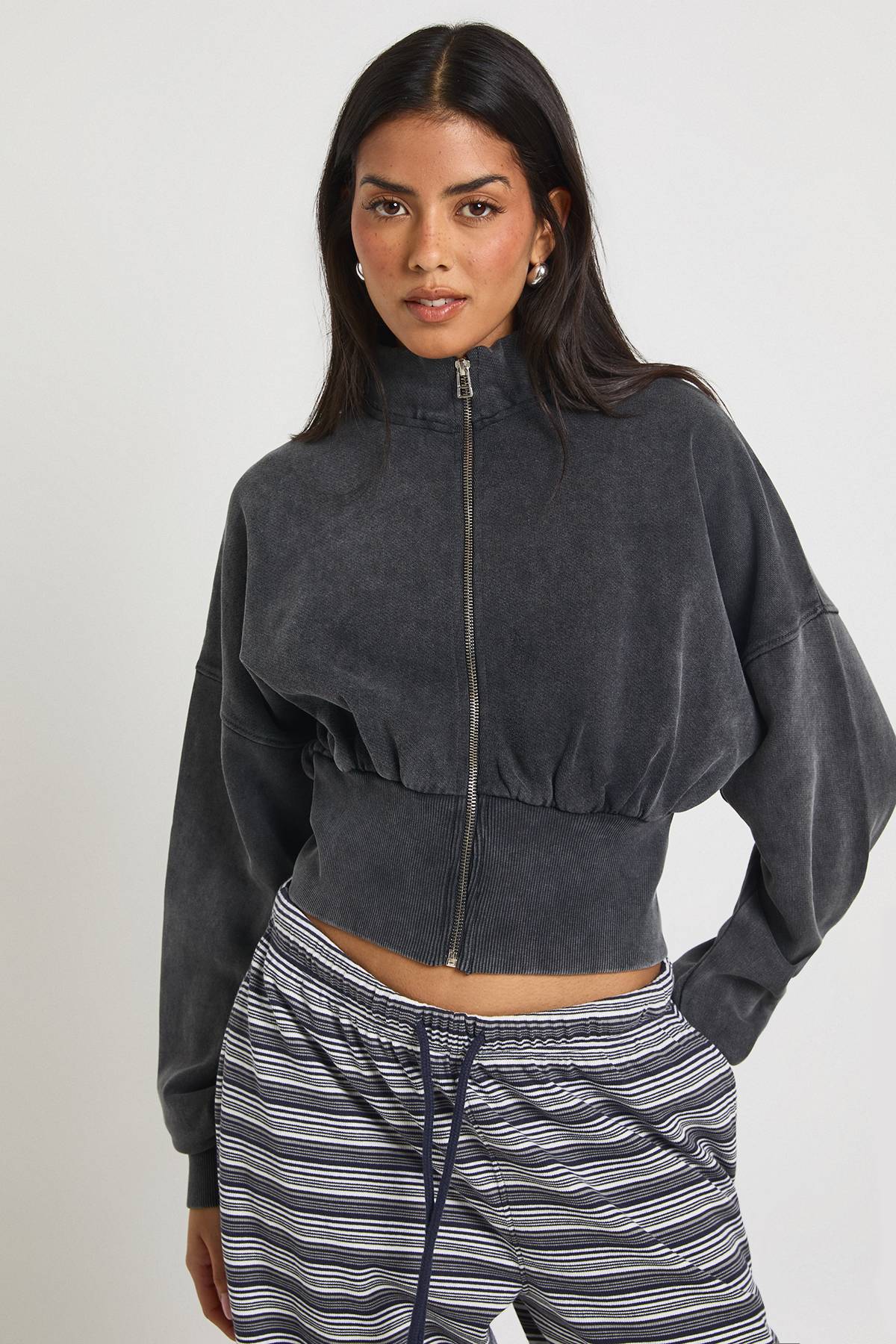 boohoo Veste Délavée Col Montant Taille Cintrée avec Fermeture Éclair