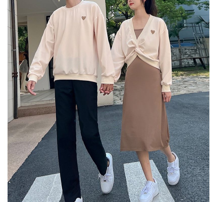 Azure - Koppel bijpassende lange mouwen ronde hals sweatshirt met hart geborduurd / middelhoge taille rechte pijpen broek / spaghettibandjes effen midi-jurk / V-hals lange mouwen geknoopte top